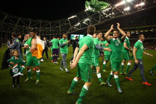 DUBLIN, IRELAND - NOVEMBER 16: Republic of Ireland players celebrate their 2-0 victory and qualification during the UEFA EURO 2016 Qualifier play off, second leg match between Republic of Ireland and Bosnia and Herzegovina at the Aviva Stadium on November 16, 2015 in Dublin, Ireland. (Photo by Ian Walton/Getty Images)