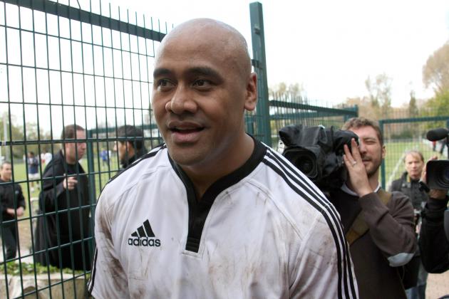 New Zeland rugby legend Jonah Lomu, former All Blacks winger, leaves the field, after a training session with his new rugby club of Marseille-Vitrolles, in Vitrolles, southern France, Thursday, Nov. 5, 2009. (AP Photo/Claude Paris)