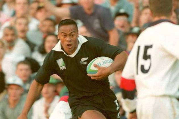 CAPE TOWN, SOUTH AFRICA - JUNE 18:  New Zealand winger Jonah Lomu (C) breaks away from the tackle of England's skipper and captain, Will Carling, on his way to scoring a try after two minutes in their World cup semi-final at Newlands in Cape Town, South Africa, 18 June. Looking on, is English fullback Mike Catt (R). Lomu scored three tries, and in the first half, the All Blacks lead 25-3. AFP PHOTO  (Photo credit should read VINCENT AMALVY/AFP/Getty Images)