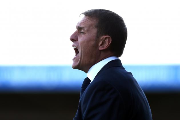 NORTHAMPTON, ENGLAND - SEPTEMBER 26: Leyton Orient manager Ian Hendon gives instructions during the Sky Bet League Two match between Northampton Town and Leyton Orient at Sixfields Stadium on September 26, 2015 in Northampton, England. (Photo by Pete Norton/Getty Images)