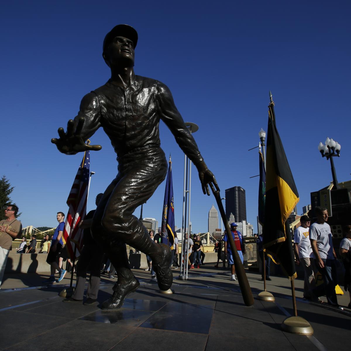 Pittsburgh pirates roberto clemente hi-res stock photography and