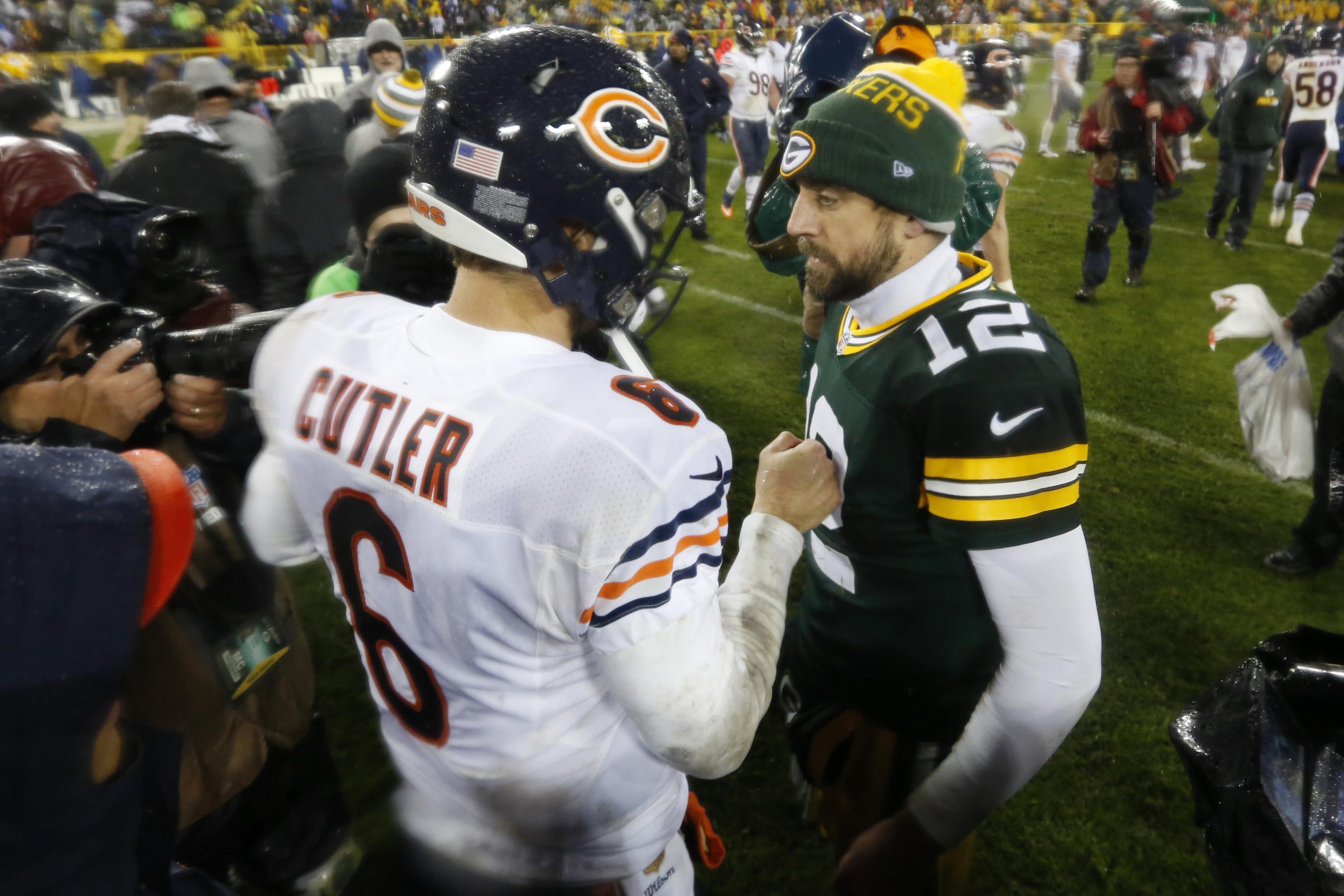 Green Bay Packers' Aaron Rodgers warms up in the rain before an NFL  football game against the Chicago Bears Thursday, Nov. 26, 2015, in Green  Bay, Wis. (AP Photo/Mike Roemer Stock Photo 