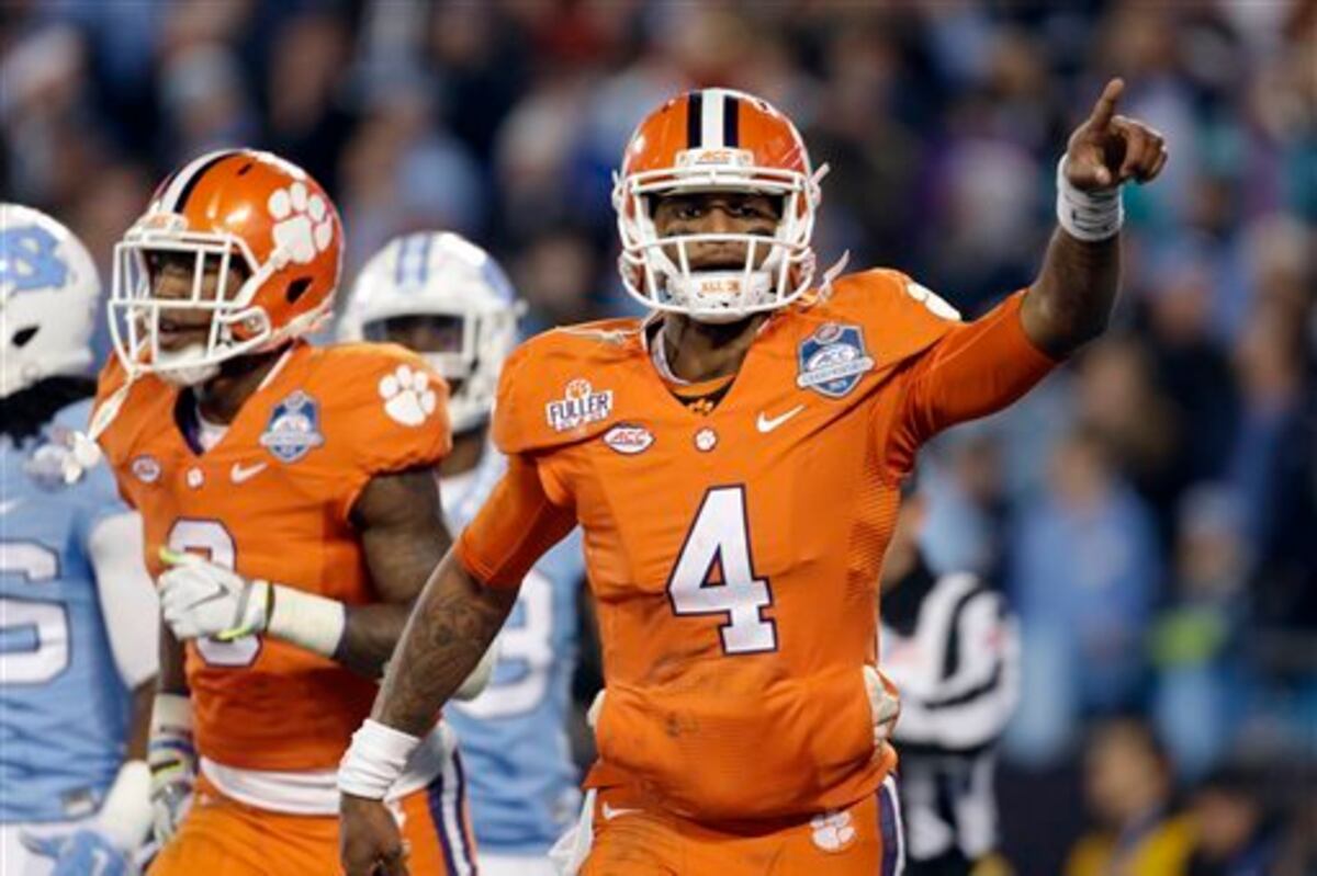 Top 10 College Football Programs Without a Heisman Trophy ...