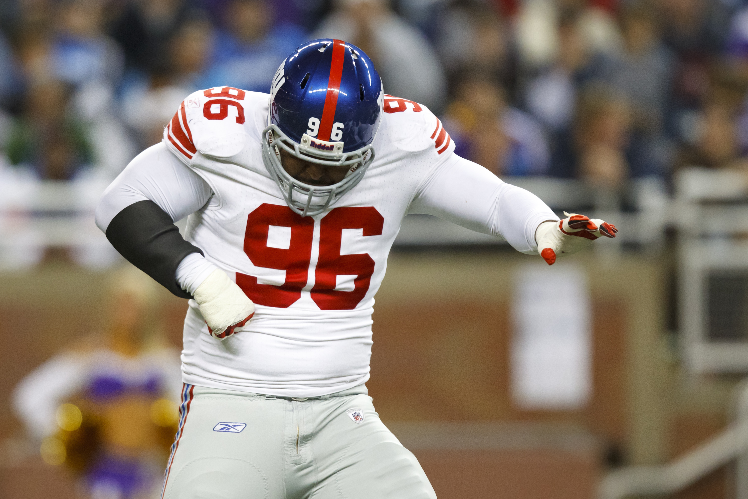 New York Giants defensive tackle Barry Cofield holds up a