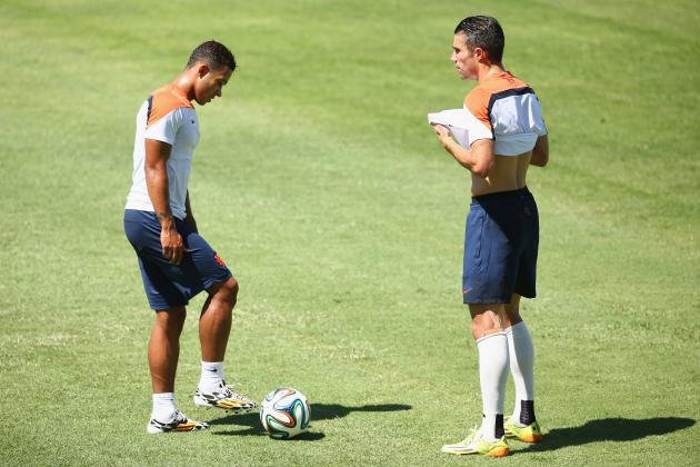 FORTALEZA, BRAZIL - JUNE 28:  Robin van Persie of the Netherlands talks with Memphis Depay during the Netherlands training session at the 2014 FIFA World Cup Brazil held at Estadio Presidente Vargas on June 28, 2014 in Fortaleza, Brazil.  (Photo by Robert Cianflone/Getty Images)