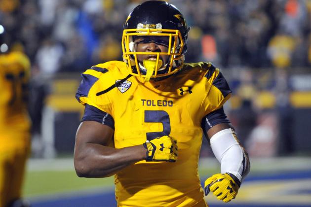 Toledo running back Kareem Hunt celebrates his 6-yard rushing touchdown against Northern Illinois during the first quarter of an NCAA college football game Tuesday, Nov. 3, 2015, in Toledo, Ohio. (AP Photo/David Richard)