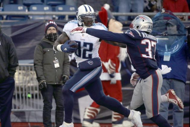 Tennessee Titans tight end Delanie Walker (82) runs past New England Patriots defensive back Jordan Richards (37) on his way to a touchdown in the second half of an NFL football game, Sunday, Dec. 20, 2015, in Foxborough, Mass. (AP Photo/Steven Senne)