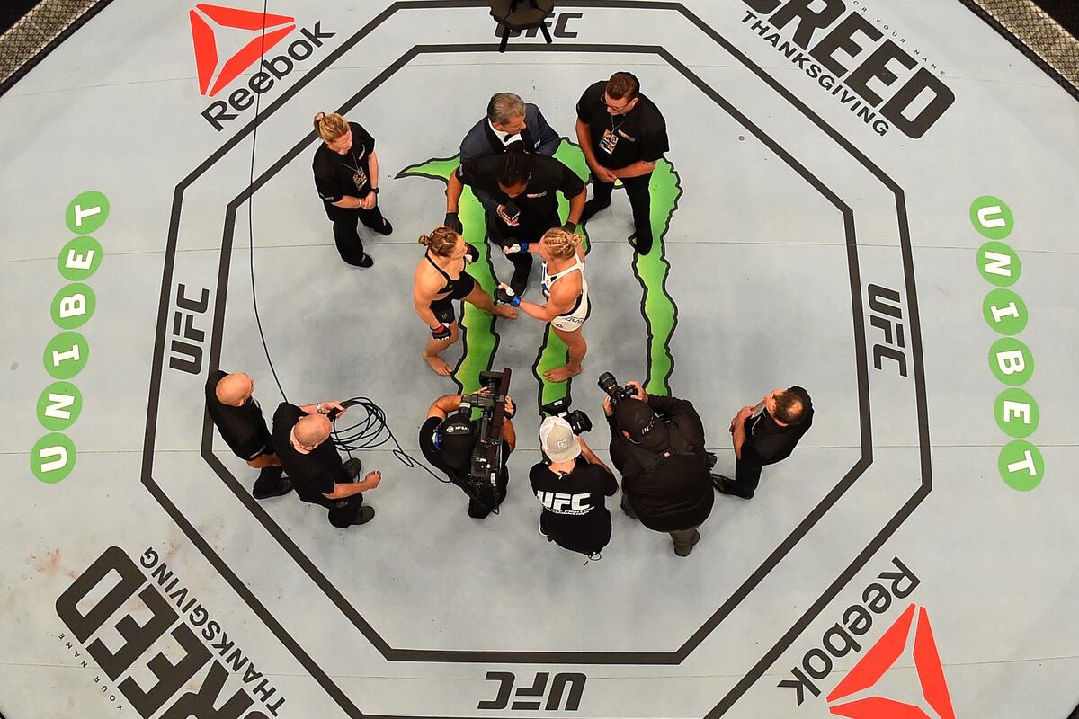 Bleacher Report Mma Awards 2015 S Best Fighter Fight Finishes And