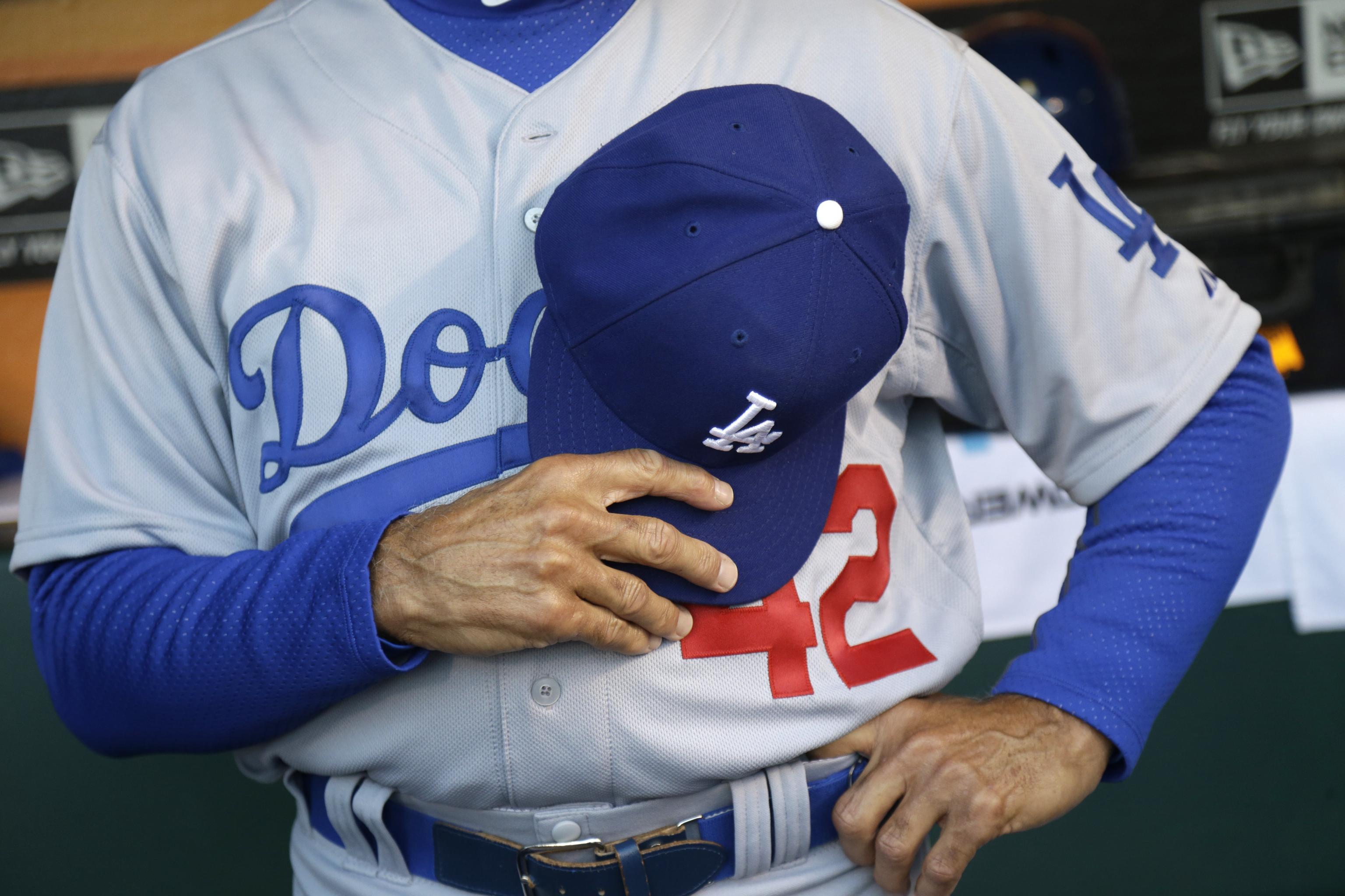 MLB: Jackie Robinson gets statue at Dodger Stadium