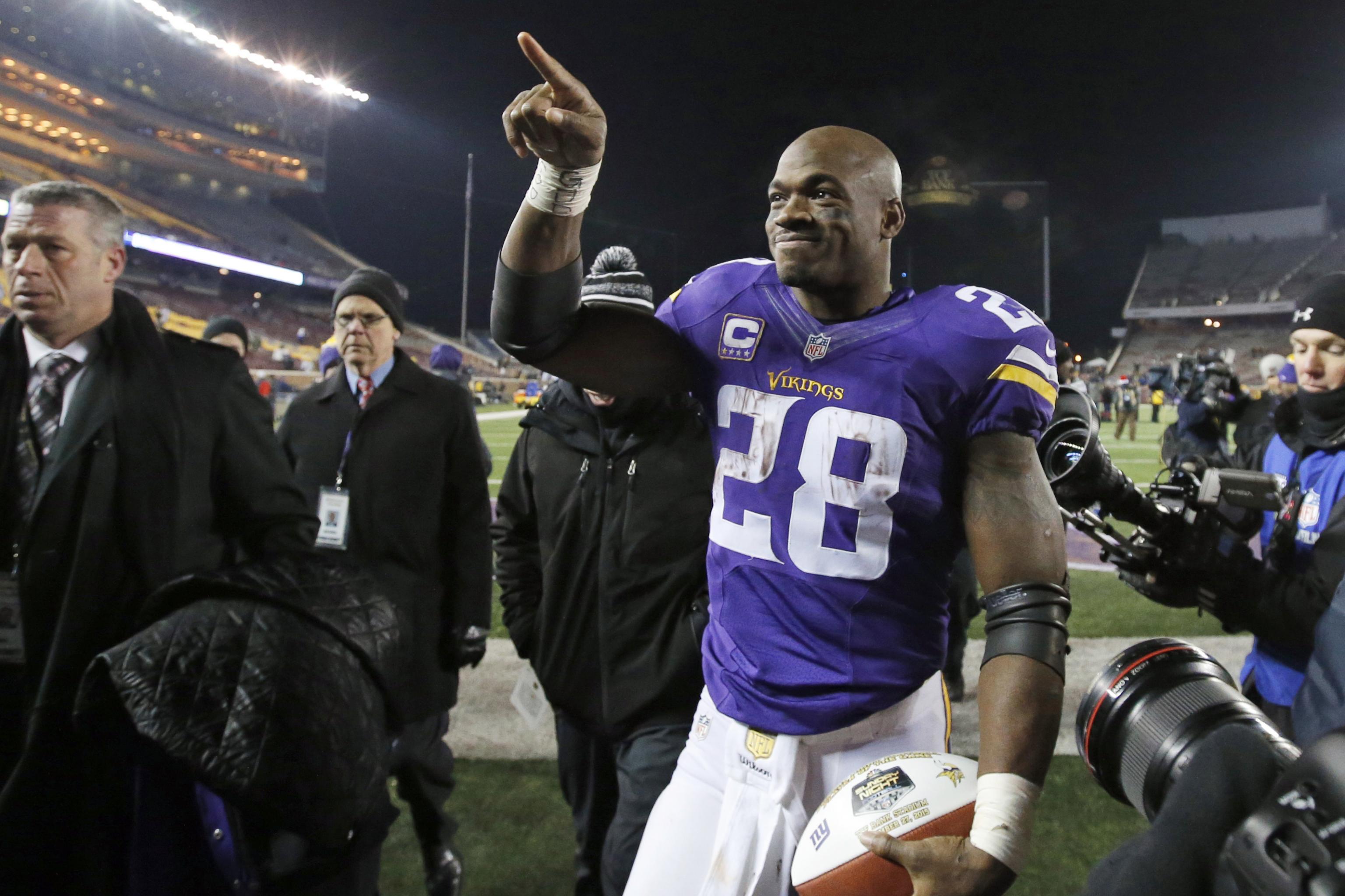 Adrian Peterson greeted by supportive Minnesota Vikings fans at