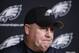 Chip Kelly, entrenador de los Eagles de Filadelfia, escucha una pregunta durante una conferencia de prensa llevada a cabo el lunes 28 de diciembre de 2015 (AP Foto/Matt Rourke)