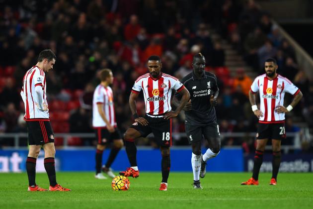 SUNDERLAND, ENGLAND - DECEMBER 30:  Jermain Defoe, Adam Johnson and Yann M'Vila of Sunderland show their dejection after conceding the opening goal during the Barclays Premier League match between Sunderland and Liverpool at Stadium of Light on December 30, 2015 in Sunderland, England.  (Photo by Stu Forster/Getty Images)