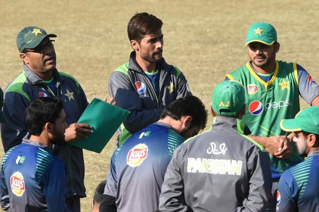 Pakistani cricket coach Waqar Younis (L) speaks with players as cricketers Mohammad Amir (C) and Azhar Ali (R) listen during a practice session in Lahore on December 29, 2015. Pakistan's cricket chief on December 29, said he had refused to accept one-day captain Azhar Ali's resignation over the widely-tipped selection of convicted spot-fixer Mohammad Amir, saying the team could not afford a crisis at this time. AFP PHOTO / Arif ALI / AFP / Arif Ali        (Photo credit should read ARIF ALI/AFP/Getty Images)