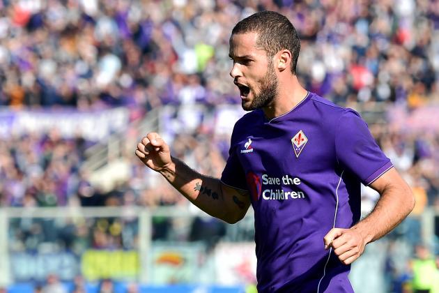 Fiorentina's midfielder from Spain Mario Suarez celebrates after scoring during the Italian Serie A football match Fiorentina vs Frosinone at the Franchi stadium in Florence on November 1, 2015.    AFP PHOTO / VINCENZO PINTO        (Photo credit should read VINCENZO PINTO/AFP/Getty Images)