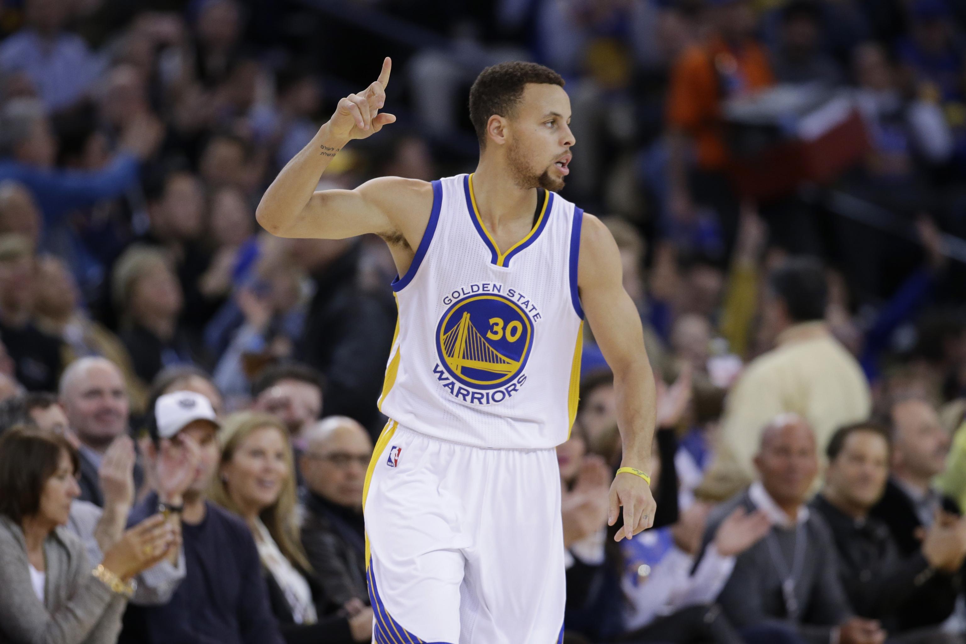 Stephen Curry to wear protective sleeve for Game 5