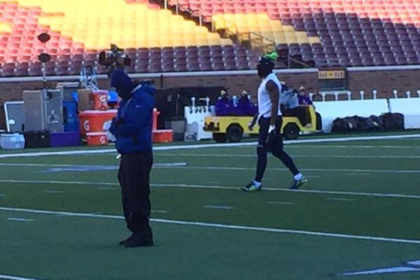 PHOTOS: Seahawks Layer Up For Freezing Gameday In KC