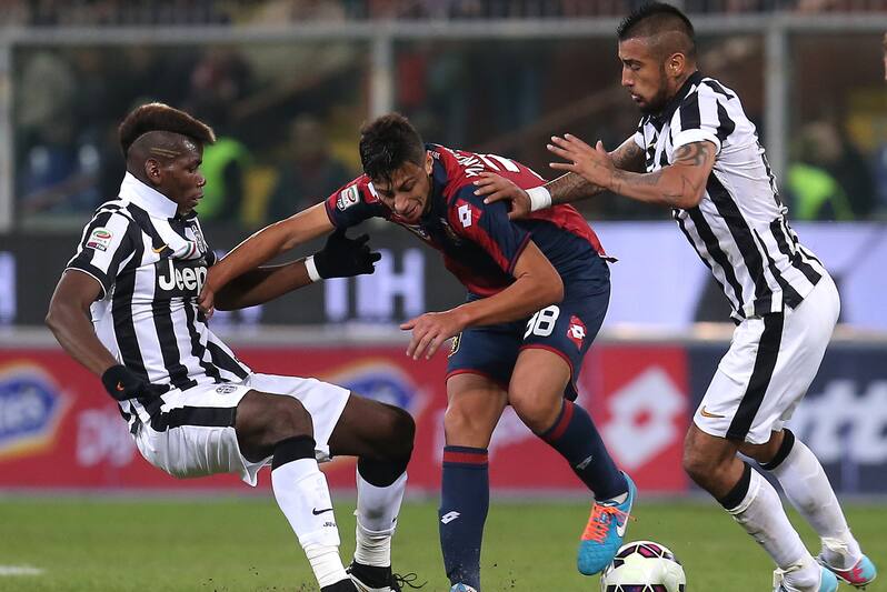 Rolando Mandragora (tengah) saat berduel dengan pemain Juventus di Liga Italia beberapa musim lalu