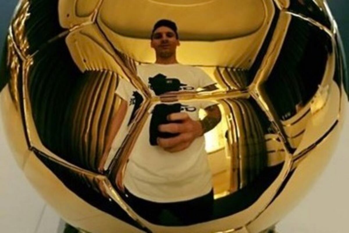 Lionel Messi Takes Ultimate Ballon d'Or Selfie on Return Home