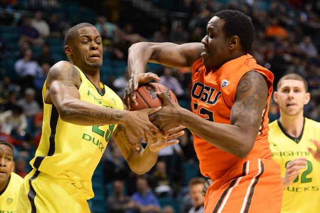LAS VEGAS, NV - MARCH 12: Elgin Cook #23 of the Oregon Ducks ties up Jarmal Reid #32 of the Oregon State Beavers during a first-round game of the Pac-12 Basketball Tournament at the MGM Grand Garden Arena on March 12, 2014 in Las Vegas, Nevada. A jump ball was called on the play. (Photo by Ethan Miller/Getty Images)