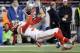 Danny Amendola (80) de los Patriots de Nueva Inglaterra embiste a Jamell Fleming (30) de los Chiefs de Kansas City en los playoffs de la NFL el sábado 16 de enero de 2016. (AP Foto/Steven Senne)