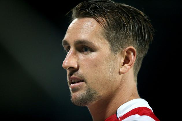 GOSFORD, AUSTRALIA - FEBRUARY 21:  Mitchell Pearce of the Roosters looks on during the NRL Trial Match between the Sydney Roosters and the Manly Sea Eagles at Central Coast Stadium on February 21, 2015 in Gosford, Australia.  (Photo by Ashley Feder/Getty Images)