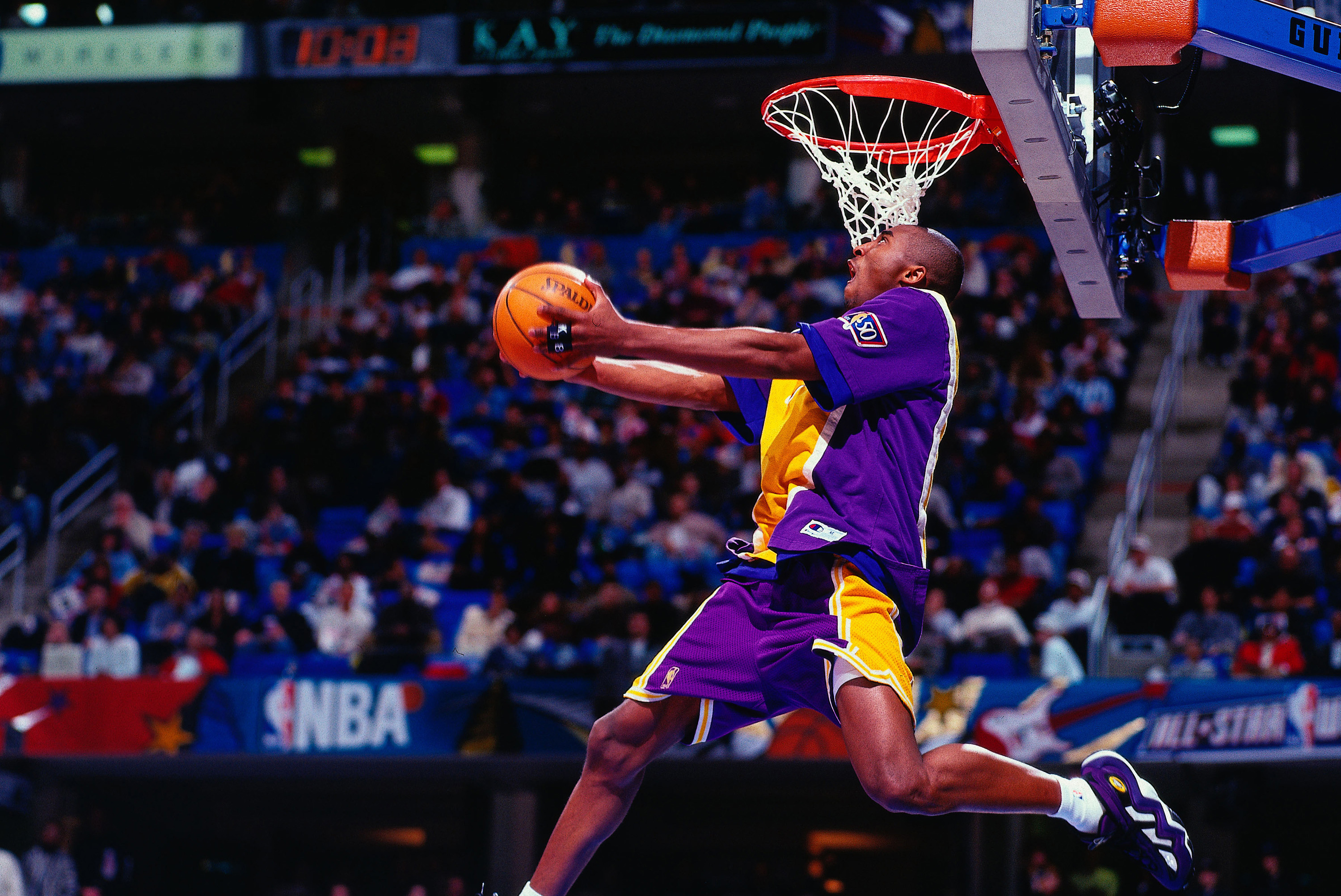 Kobe Bryant wins 1997 NBA Slam Dunk Contest as a rookie