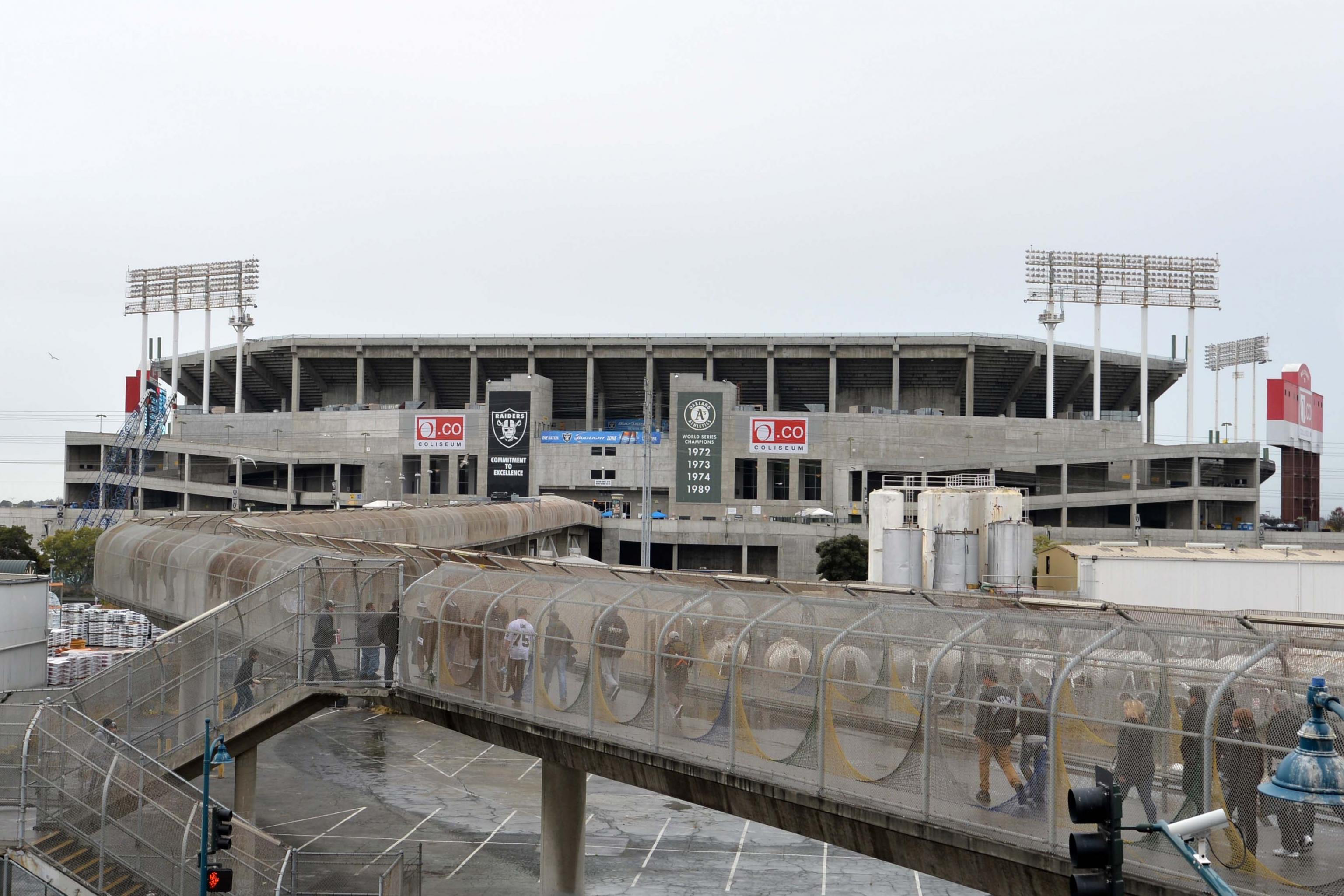 Oakland Raiders sign lease on O.co Coliseum for 2016 season