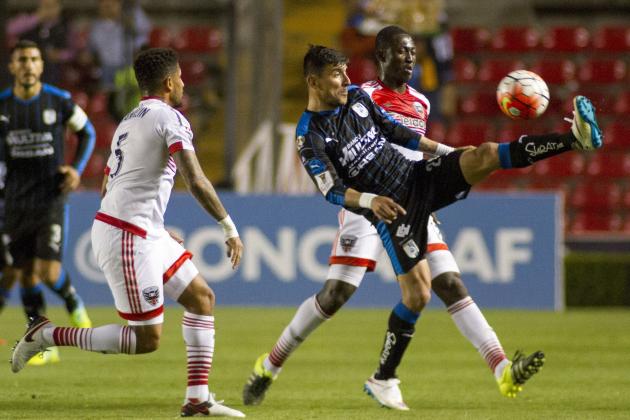 Antonio Naelson (C) of Queretaro vies for the ball with Patrick Nyarko (R) and Sean Franklin (L) of DC United, during their CONCACAF Quarterfinal Champions League football match at the Corregidora stadium on February 23, 2016, in Queretaro, Mexico.  AFP PHOTO/ADID JIMENEZ / AFP / ADID JIMENEZ        (Photo credit should read ADID JIMENEZ/AFP/Getty Images)