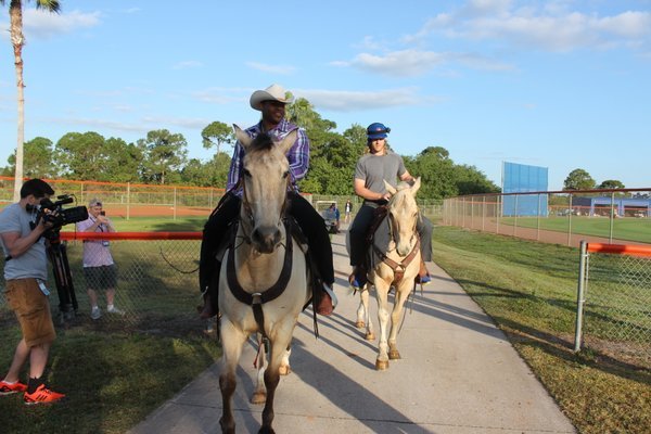 Yoenis Cespedes Rides a Horse to Mets Camp - WSJ