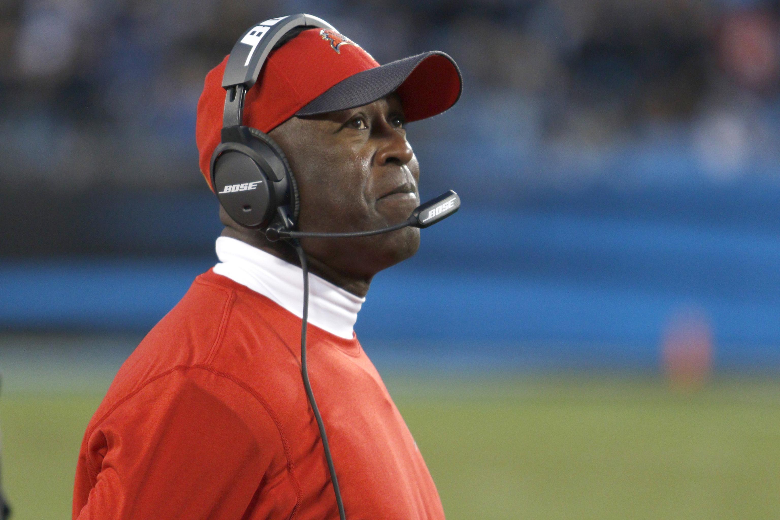 Illini Bet on Lovie Smith, a Quiet Ex-N.F.L. Coach - The New York Times