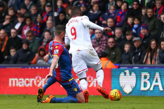 LONDON, ENGLAND - MARCH 06:  The knee of Damien Delaney of Crystal Palace catches the foot of Christian Benteke of Liverpool and a penalty is given during the Barclays Premier League match between Crystal Palace and Liverpool at Selhurst Park on March 6, 2016 in London, England.  (Photo by Catherine Ivill - AMA/Getty Images)