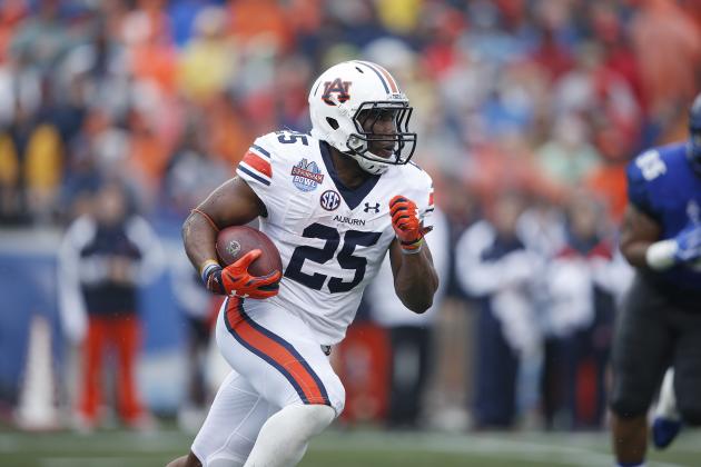 BIRMINGHAM, AL - DECEMBER 30: Peyton Barber #25 of the Auburn Tigers runs with the ball against the Memphis Tigers during the Birmingham Bowl at Legion Field on December 30, 2015 in Birmingham, Alabama. Auburn defeated Memphis 31-10. (Photo by Joe Robbins/Getty Images)