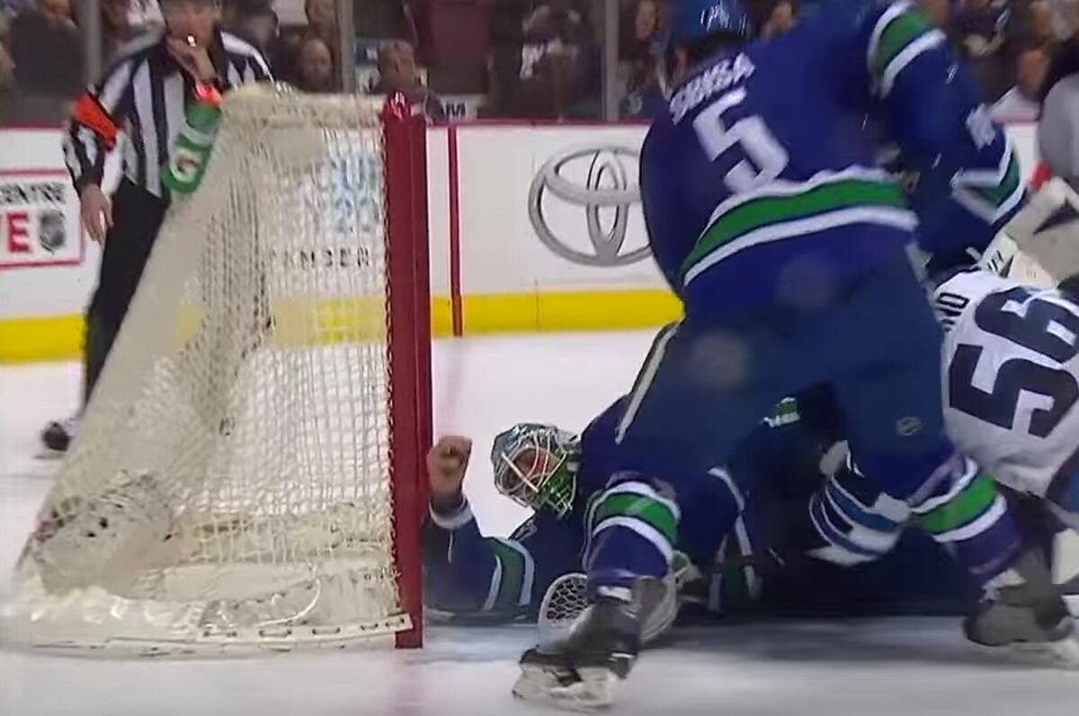 Canucks Goalie Jacob Markstrom Loses His Blocker, Makes Barehanded Save