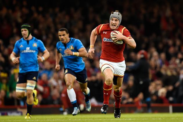 CARDIFF, WALES - MARCH 19:  Jonathan Davies of Wales sprints clear to score his team's third try during the RBS Six Nations match between Wales and Italy at the Principality Stadium on March 19, 2016 in Cardiff, Wales.  (Photo by Stu Forster/Getty Images)