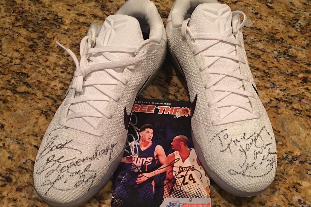 Kobe Bryant Signs Shoes for Suns' Devin Booker, Tells Rookie to