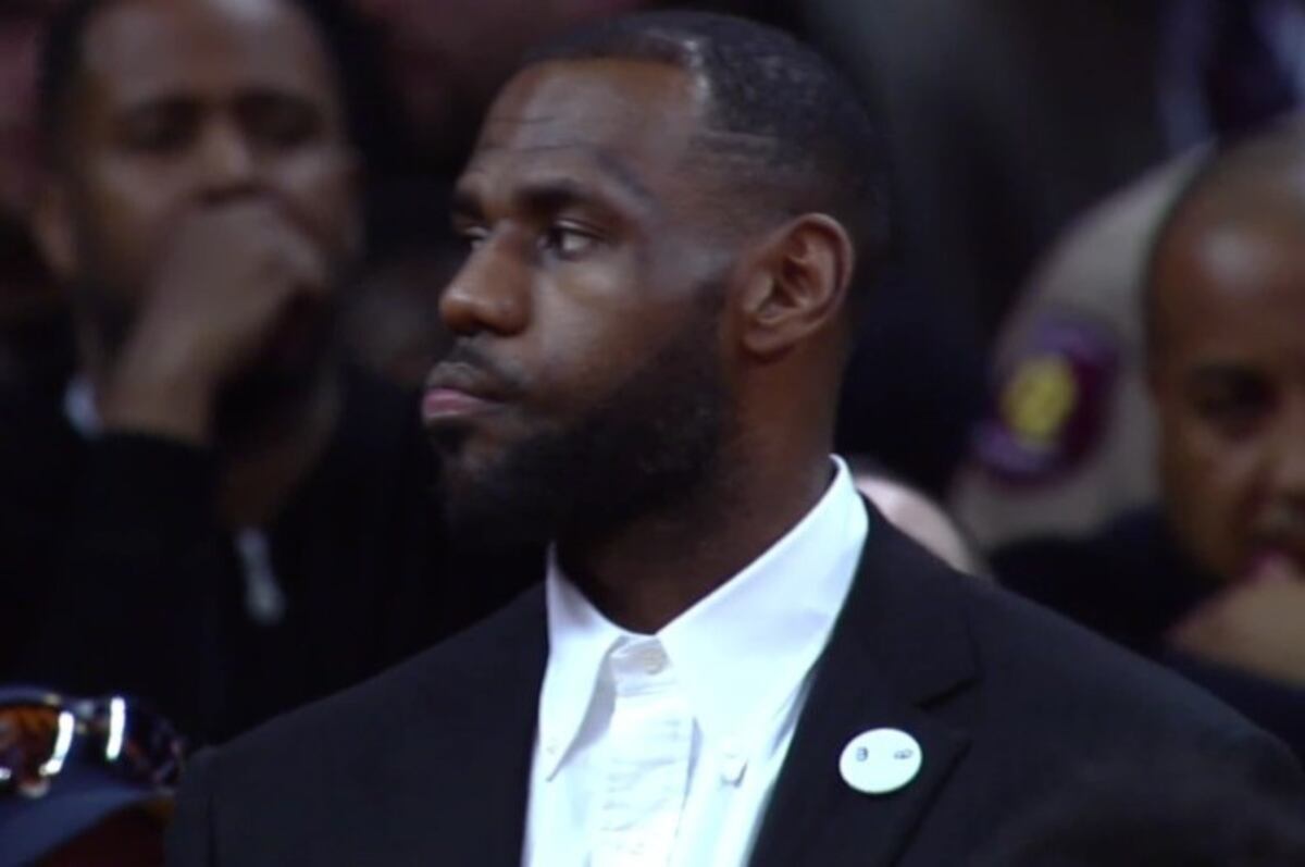 Lebron James Looks On With Displeasure As Cavaliers Blow 20 Point Lead Lebron James Looks On With Displeasure As Cavaliers Blow 20 Point Lead