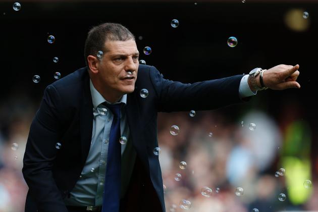 TOPSHOT - West Ham United's Croatian manager Slaven Bilic shouts instructions to his players from the touchline during the English Premier League football match between West Ham United and Arsenal at The Boleyn Ground in Upton Park, in east London on April 9, 2016. / AFP / Ian Kington / RESTRICTED TO EDITORIAL USE. No use with unauthorized audio, video, data, fixture lists, club/league logos or 'live' services. Online in-match use limited to 75 images, no video emulation. No use in betting, games or single club/league/player publications.  /         (Photo credit should read IAN KINGTON/AFP/Getty Images)