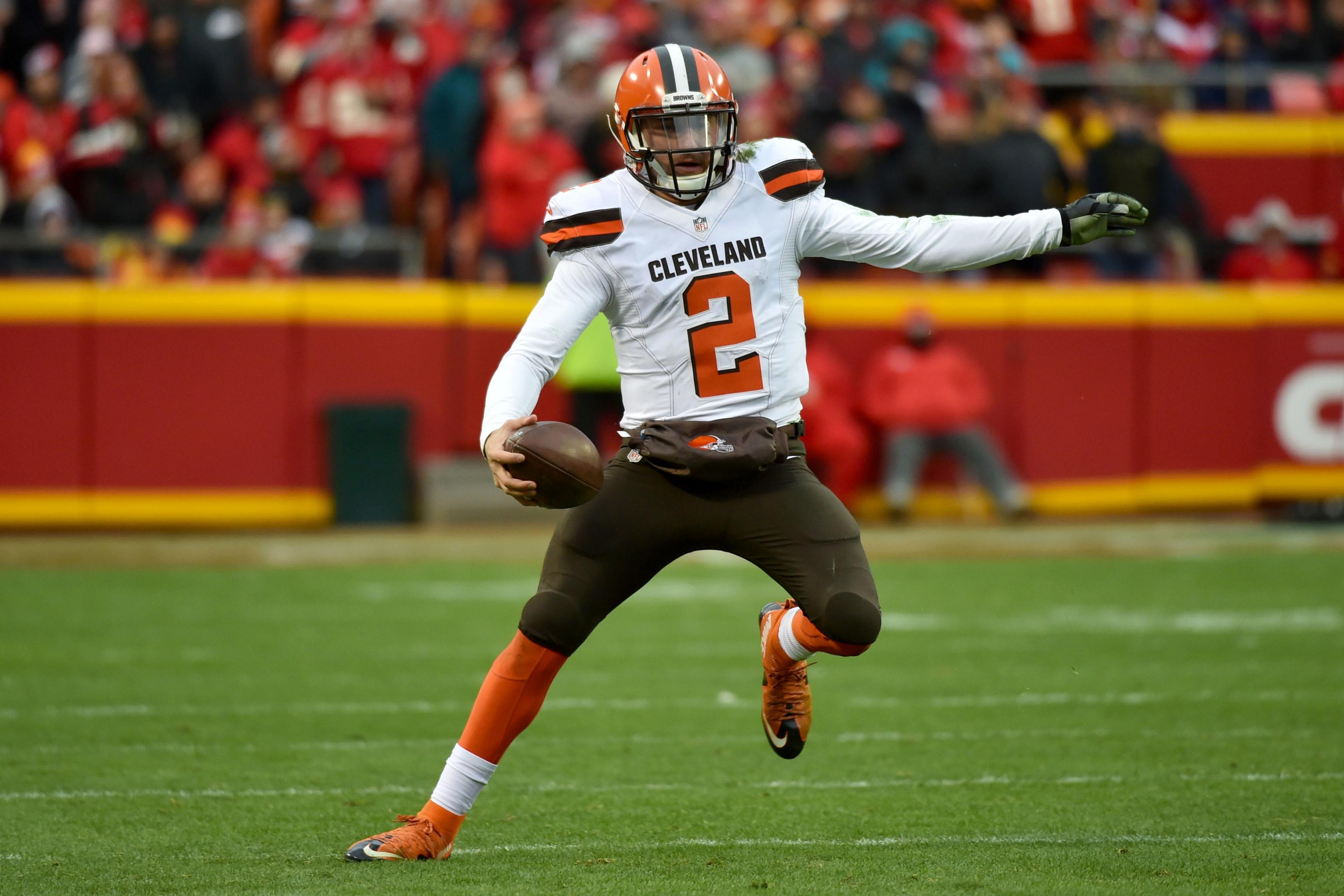 Johnny Manziel flaunts Josh Gordon jersey on Mexico flight 