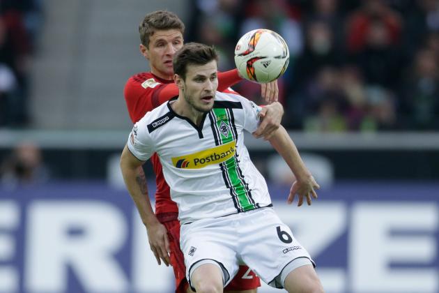 (L-R) Havard Nordtveit of Borussia Monchengladbach, Thomas Muller of Bayern Munchen during the Bundesliga match between Borussia Mönchengladbach and Bayern München on December 5, 2015 at the Borussia-Park in Mönchengladbach, Germany.(Photo by VI Images via Getty Images)