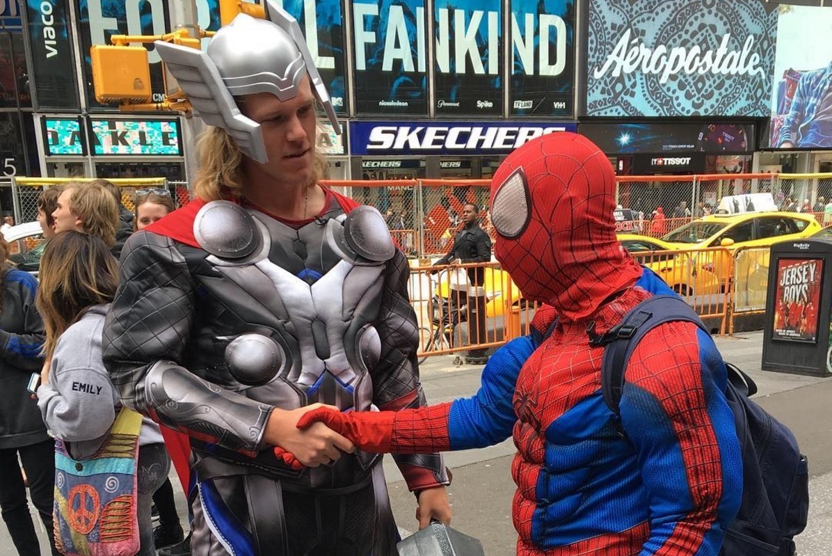 Noah Syndergaard finally lets his hair back down, instantly morphs into  Thor again, This is the Loop