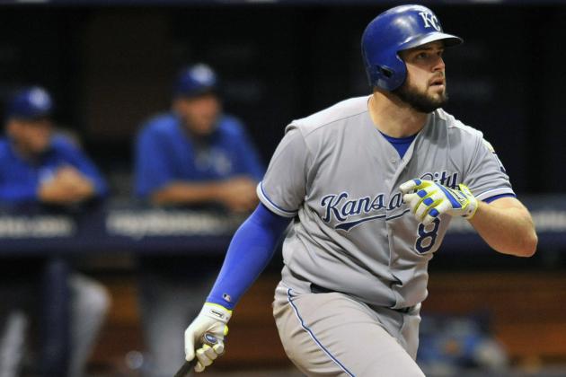 Mike Moustakas, de los Reales de Kansas City, conecta un doble productor frente a los Rays de Tampa Bay, en un juego llevado a cabo el sábado 29 de agosto de 2015 (AP Foto/Steve Nesius)