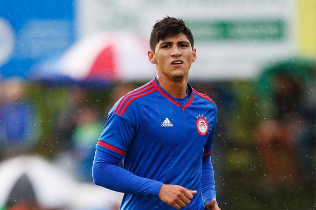 DRENTHE, NETHERLANDS - JULY 29: Alan Pulido of Olympiacos in action during the pre season friendly match between FC Twente and Olympiacos Piraeus held at Sportpark Veenoord on July 29, 2015 in New Amsterdam and Veenoord, Netherlands. (Photo by Dean Mouhtaropoulos/Getty Images)
