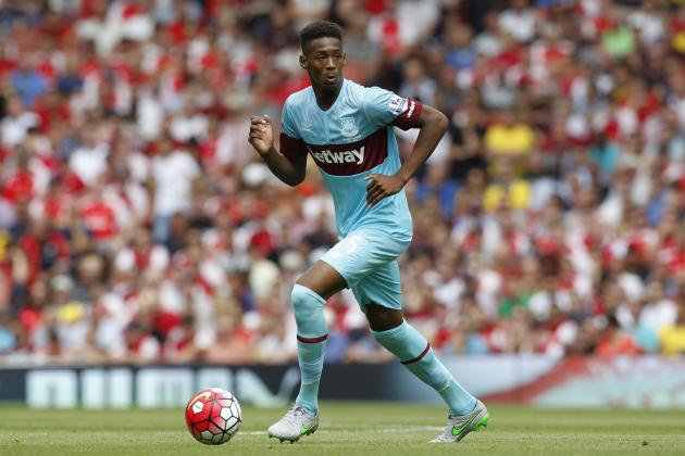 West Ham United's English defender Reece Oxford runs with the ball during the English Premier League football match between Arsenal and West Ham United at the Emirates Stadium in London on August 9, 2015. AFP PHOTO / IKIMAGES RESTRICTED TO EDITORIAL USE. No use with unauthorised audio, video, data, fixture lists, club/league logos or 'live' services. Online in-match use limited to 45 images, no video emulation. No use in betting, games or single club/league/player publications. (Photo credit should read IKIMAGES/AFP/Getty Images)