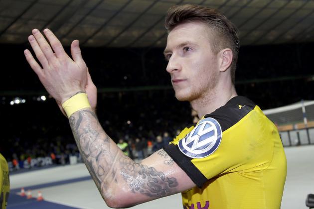 Dortmund's Marco Reus applauds in front of the supporters after the German soccer cup (DFB Pokal) semifinal match between Hertha BSC Berlin and Borussia Dortmund in Berlin, Germany, Wednesday, April 20, 2016. Dortmund defeated Berlin by 3-0. (AP Photo/Michael Sohn)