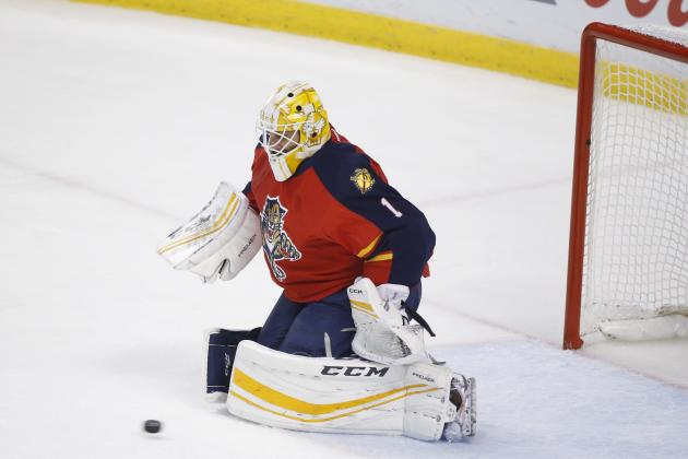 Florida Panthers goalie Roberto Luongo deflects a shot after losing his stick during the first period of Game 2 in a first-round NHL hockey Stanley Cup playoff series against the New York Islanders, Friday, April 15, 2016, in Sunrise, Fla. (AP Photo/Wilfredo Lee)