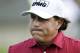 Phil MIckelson fotografiado después de sufrir un bogey doble en el 17mo hoyo durante la primera ronda de un torneo en Dublin, Ohio, el 29 de mayo del 2014. El golfista ha sido acusado de ganar cerca de un millón de dólares de la noche a la mañana en la bolsa usando información privilegiada que le suministró un apostador al que le debía dinero. (AP Photo/Jay LaPrete, File)