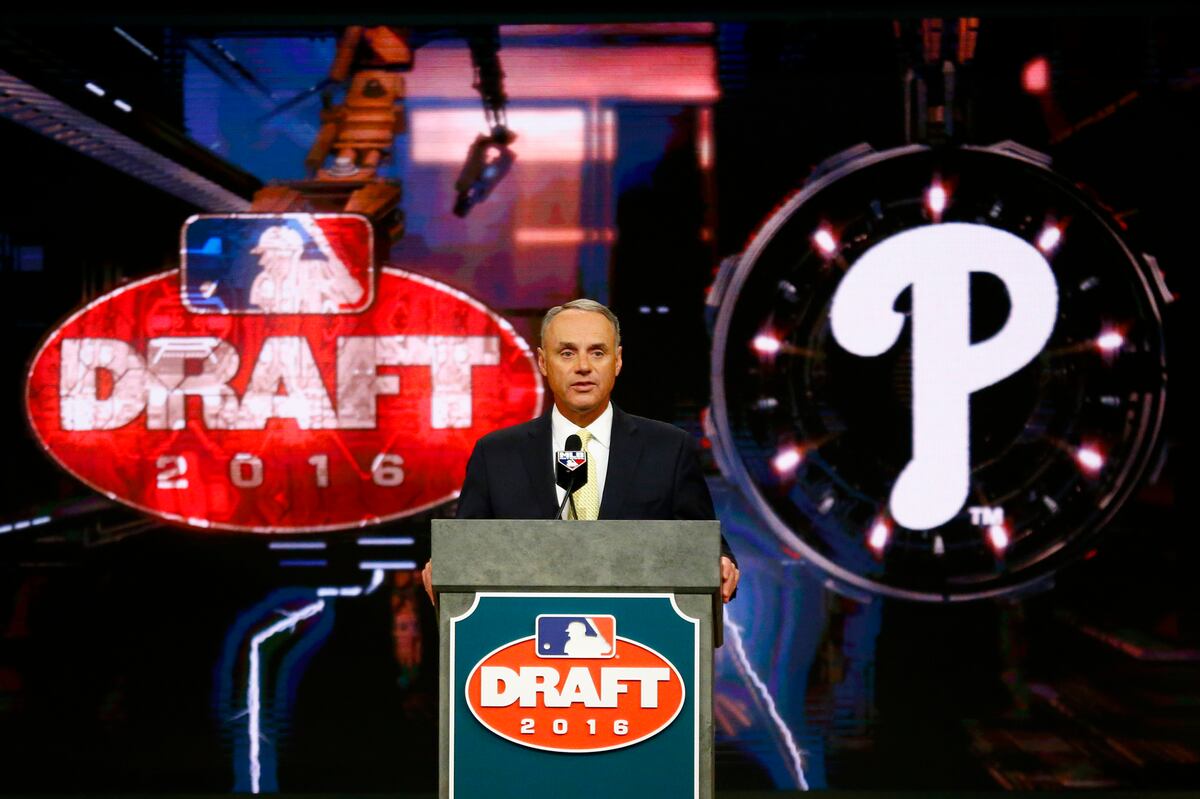 mickey-moniak-selected-by-phillies-no-1-overall-in-2016-mlb-draft
