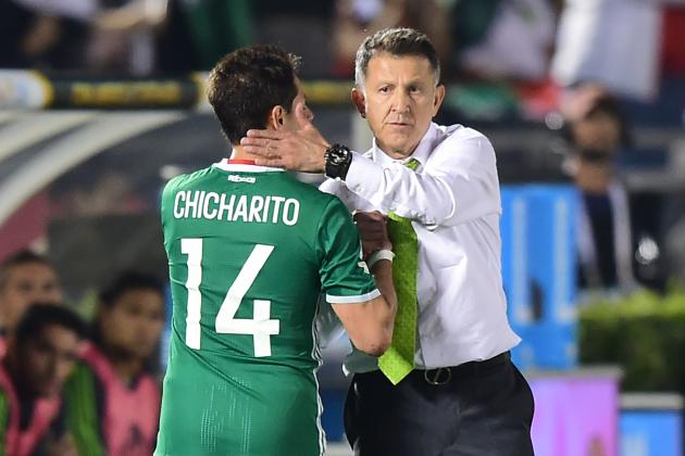 Mexico's coach Juan Carlos Osorio greets Mexico's Javier 'Chicharito' Hernandez during the Copa America Centenario football match in Pasadena, California, United States, on June 9, 2016.  / AFP / Frederic J. Brown        (Photo credit should read FREDERIC J. BROWN/AFP/Getty Images)