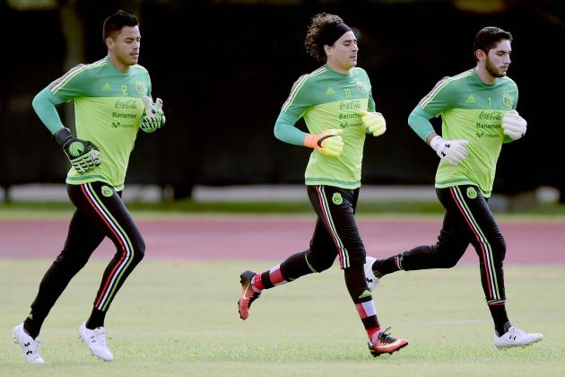 Mexican goalkeepers (L-R) Alfredo Talavera, Guillermo Ochoa and Jesus Corona train at Episcopal High School in Houston, Texas on June 11, 2016. Mexico will face Venezuela on June 13 in their third match of the Copa America. / AFP / ALFREDO ESTRELLA        (Photo credit should read ALFREDO ESTRELLA/AFP/Getty Images)