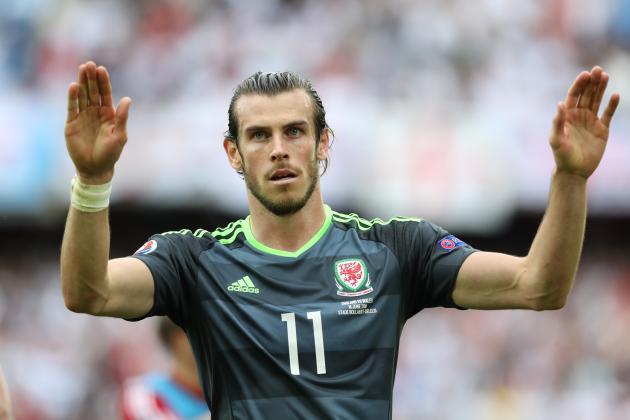 LENS, FRANCE - JUNE 16:  Gareth Bale of Wales gestures to the fans at full time during the UEFA EURO 2016 Group B match between England v Wales at Stade Bollaert-Delelis on June 16, 2016 in Lens, France. (Photo by Ian MacNicol/Getty Images)